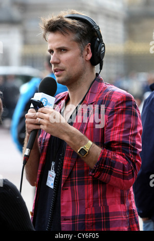 RICHARD BACON SUR UN PRÉSENTATEUR DE RADIO DIFFUSÉE AU COURS DE L'EXTÉRIEUR LE MARIAGE ROYAL EN 2011 POUR LA BBC Five Live. Banque D'Images