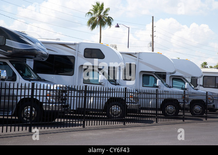 Rangée de petits camping-car rvs à vendre sur un terrain en Floride usa Banque D'Images