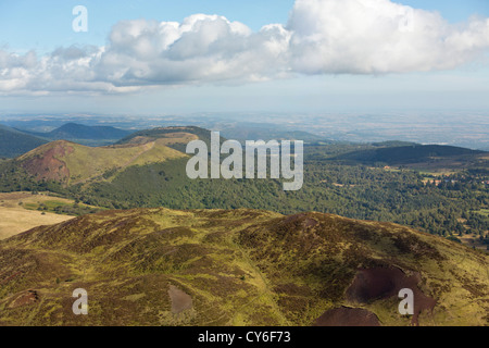 Vue panoramique depuis le Puy de Dôme de la Chaîne des Puys du Massif Central de la région du centre-sud de la France Banque D'Images