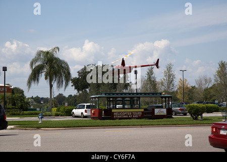 Vol touristique en hélicoptère de la lumière arrivant sur la terre sur International Drive Orlando florida usa Banque D'Images