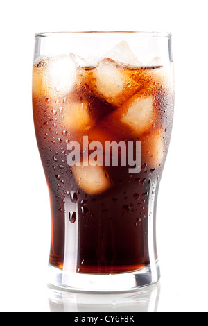 Cold Cola frais avec de la glace en verre isolé sur fond blanc Banque D'Images