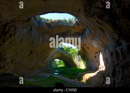 Grotte Devetashka situé dans la Bulgarie du nord Banque D'Images