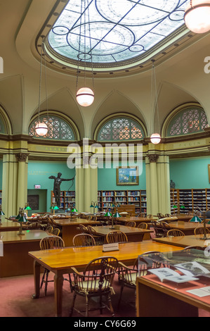 Chicago, Illinois Art Institute de Chicago, vue de l'Franke Salle de lecture avec des vitraux au plafond par Louis Millet Banque D'Images