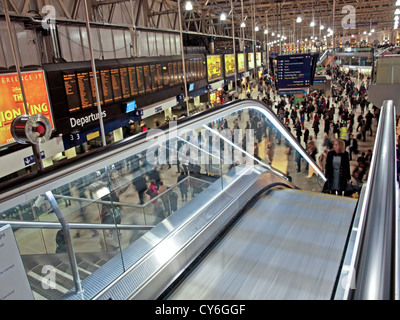 Récemment rénové de l'intérieur de la gare de Waterloo, Waterloo, concourse montrant Londres, Angleterre, Royaume-Uni Banque D'Images