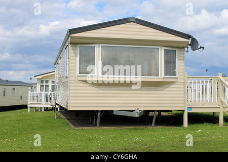 Vue panoramique de caravanes dans trailer park avec ciel bleu et nuages de fond. Banque D'Images