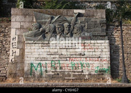 Sculpture réalisme socialiste à Gjirokaster Banque D'Images