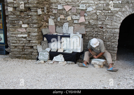 Tailleur de pierres faisant des photos souvenirs à Gjirokastra Château en Albanie Banque D'Images