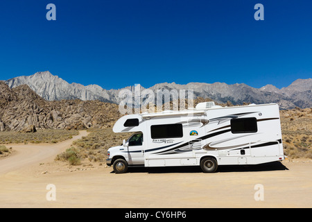 Film dur, Alabama Hills, Lone Pine, dans la région de Owens Valley de l'Ouest sur la Route 395 Sierras. RV en stationnement. Banque D'Images