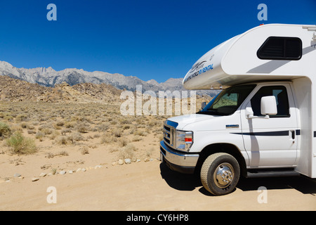 Film dur, Alabama Hills, Lone Pine, dans la région de Owens Valley de l'Ouest sur la Route 395 Sierras. RV en stationnement. Banque D'Images