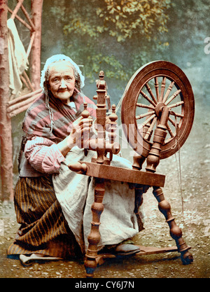 Spinner irlandais et de la roue tournante. Le comté de Galway, Irlande, vers 1900 Banque D'Images