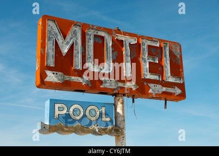 Vieux, usé vintage motel sign sur la route 66 en Arizona Banque D'Images