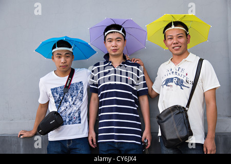 Un groupe de touristes chinois portant un chapeau parapluie à Beijing, Chine Banque D'Images