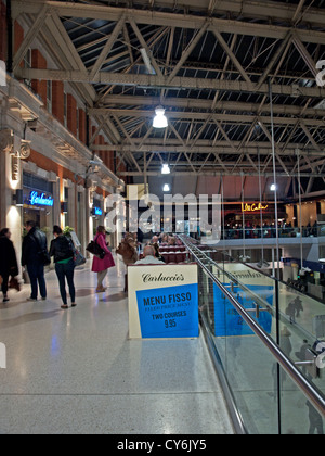 Intérieur de la gare de Waterloo, Waterloo, rénovation montrant Londres, Angleterre, Royaume-Uni Banque D'Images