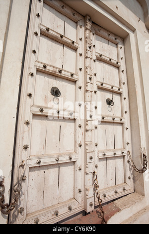 Porte cloutée au Fort d'Agra - Agra, Uttar Pradesh, Inde Banque D'Images