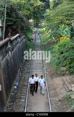 Les hommes d'affaires à pied le long d'une voie ferrée dans la région de Kandy, Sri Lanka Banque D'Images