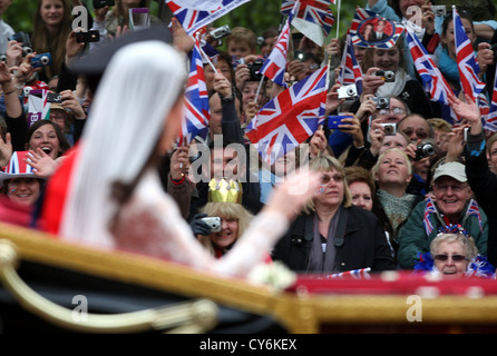 Le prince William et Kate Middleton dans l'open top transport après leur mariage à l'abbaye de Westminster. Jour de mariage Banque D'Images