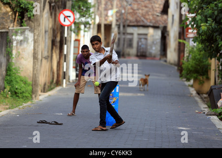 Les garçons du Sri Lanka à jouer au cricket dans la rue à l'intérieur de Galle Fort. Banque D'Images