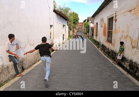 Les garçons du Sri Lanka à jouer au cricket dans la rue à l'intérieur de Galle Fort. Banque D'Images