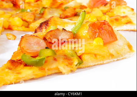 Pizza au poulet, saucisses et légumes Banque D'Images