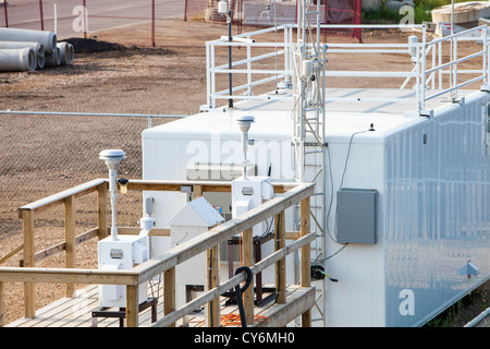 Une station de surveillance de la qualité de l'air dans la région de Fort McMurray, Alberta Canada, mesure de la pollution de l'industrie des sables bitumineux. Banque D'Images