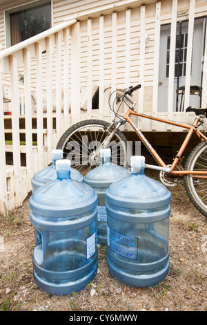 Les bouteilles d'eau à l'extérieur d'un Drinkng house dans la ville de Fort McKay qui se trouve en aval de l'exploitation des sables bitumineux. Banque D'Images