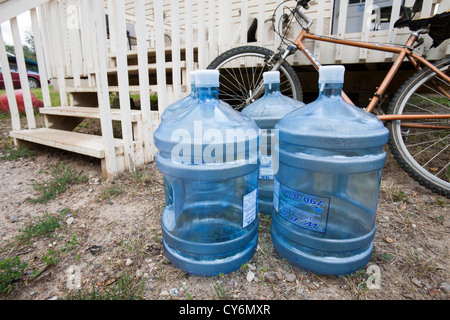 Les bouteilles d'eau à l'extérieur d'un Drinkng house dans la ville de Fort McKay qui se trouve en aval de l'exploitation des sables bitumineux. Banque D'Images