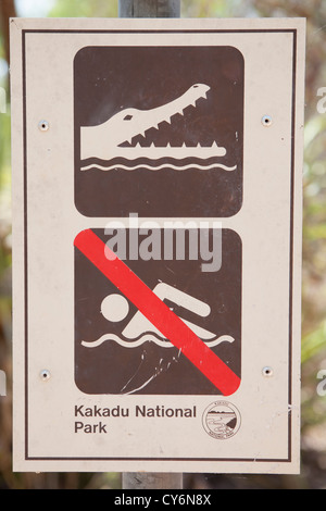 Panneaux d'avertissement de sécurité de crocodile dans le Territoire du Nord de l'Australie. Banque D'Images