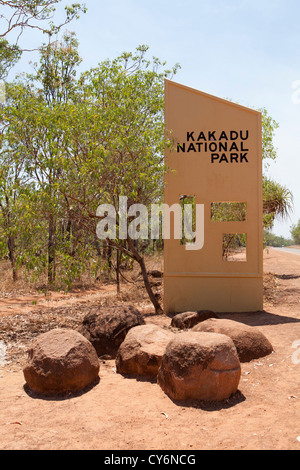 Panneau d'entrée au Parc National de Kakadu, Territoire du Nord, Australie. Banque D'Images