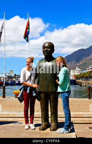 Les touristes se tiennent près de la statue de Nelson Mandela sur le bord de l'eau à Cape Town Afrique du Sud de prendre leur photo. Banque D'Images