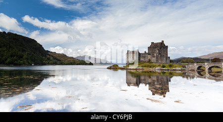 Le château d'Eilean Donan reflète dans l'eau, Dornie vilage, Ecosse Banque D'Images