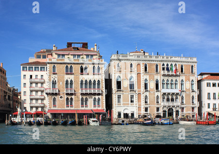 Hôtel Bauer Grunwald (à gauche) et le palazzo Giustinian un San Moisè, Biennale (à droite). Banque D'Images