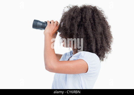 Vue latérale d'une jeune femme binoculars Banque D'Images