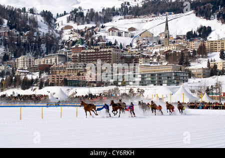 Skijöring au cours de course Turf Blanc à Saint-Moritz, Suisse | Skijöring waehrend - White Turf à Saint-Moritz, Suisse. Banque D'Images