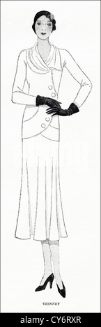 1930 Original illustration de magazine de mode d'été de Paris. Deux pièces robe en crêpe blanc avec de gros boutons en bois brun par créateur Vionnet Banque D'Images