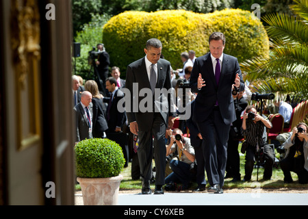 Le président américain Barack Obama et le Premier ministre britannique, David Cameron, marcher ensemble à la suite de leur conférence de presse conjointe à Lancaster House le 25 mai 2011 à Londres, en Angleterre. Banque D'Images