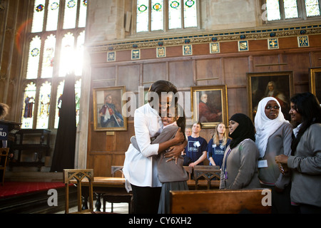 La Première Dame Michelle Obama salue des étudiants de l'École Elizabeth Garrett Anderson lors d'une visite au Christ Church College, Oxford University, 25 mai 2011 à Oxford, Angleterre. Banque D'Images