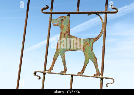 Porte en fer forgé orné d'un chien, Borba, Alentejo, Portugal Banque D'Images