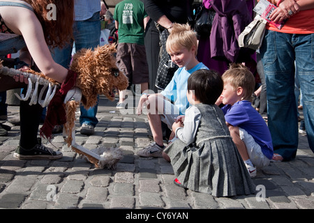 Les enfants d'être divertis par artiste marionnette sur le Royal Mile street pendant le Festival Fringe. Édimbourg. Banque D'Images