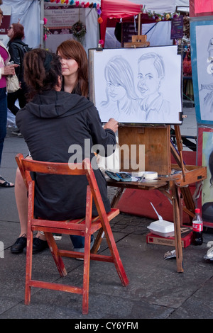 Caricature dessin artiste des images d'un couple sur le Royal Mile, dans le centre de Edimbourg, Ecosse. Banque D'Images