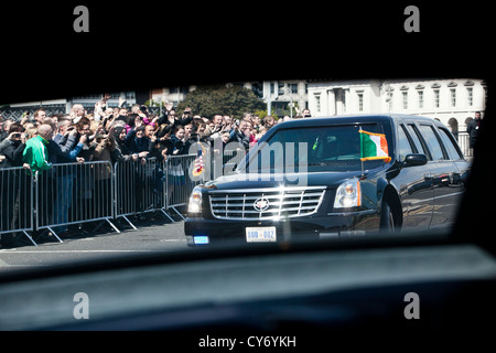 Le président américain Barack Obama et la Première Dame Michelle Obama fait son cortège du chemin à travers les rues de Dublin, Irlande, le 23 mai 2011. Banque D'Images