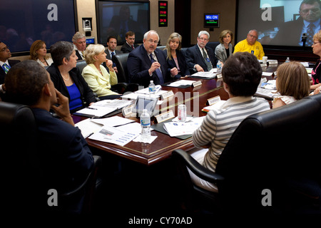 Le président américain Barack Obama écoute l'administrateur de la FEMA Craig Fugate parle de préparation du gouvernement fédéral pour la saison des ouragans de 2011 au cours d'une séance d'information le 1 juin 2011 dans la salle de situation de la Maison Blanche. En prenant part à la réunion, la droite du Président, sont : le secrétaire à la sécurité intérieure, Janet Napolitano, Gouverneur de Caroline du Nord, Bev Perdue ; Heidi Avery, Administrateur assistant du Président pour la sécurité intérieure ; Doug Hoell, Responsable des urgences de l'État de Caroline du Nord ; Gail McGovern, chef de la Croix-Rouge américaine ; Mickey Caison, Président de l'Organisation nationale volontaire active dans catastrophes naturelles ; le projet de loi Banque D'Images