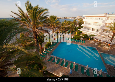 Vue sur la piscine d'une chambre d'hôtel situé en bord de mer à Ibiza, Espagne. Banque D'Images