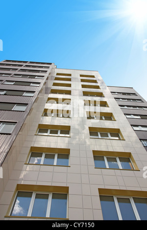 Chambre haute habitées contre le ciel bleu Banque D'Images