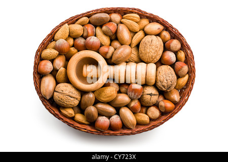 Casse-noisette en bois et les écrous dans panier sur fond blanc Banque D'Images