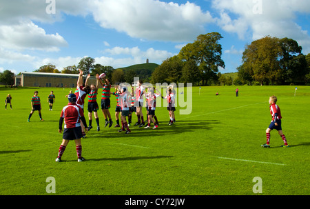 Les garçons de l'école rugby match an 8 huit de moins de 13 ans contre le Roi Edwards prep Millfield School à Glastonbury Banque D'Images