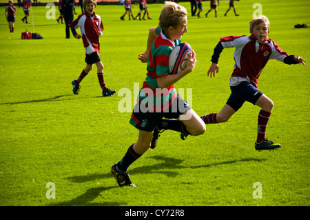 Les garçons de l'école rugby match an 8 huit de moins de 13 ans contre le Roi Edwards prep Millfield School à Glastonbury Banque D'Images