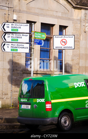 L'irlandais et le gaélique irlandais Post van signes linguistiques Banque D'Images