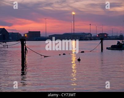 Shoreham Harbour dans l'East Sussex sur une nuit d'hiver. Banque D'Images