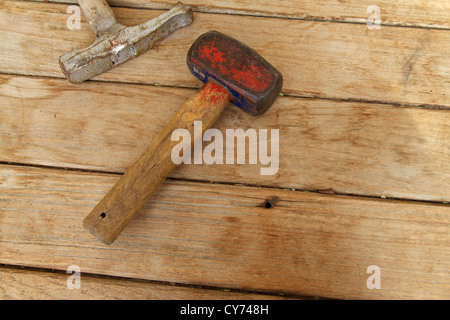 Outils de menuiserie sur une table en bois Banque D'Images