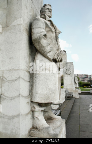 La figure d'un officier de la marine marchande, Memorial Trinity Square, Londres Banque D'Images